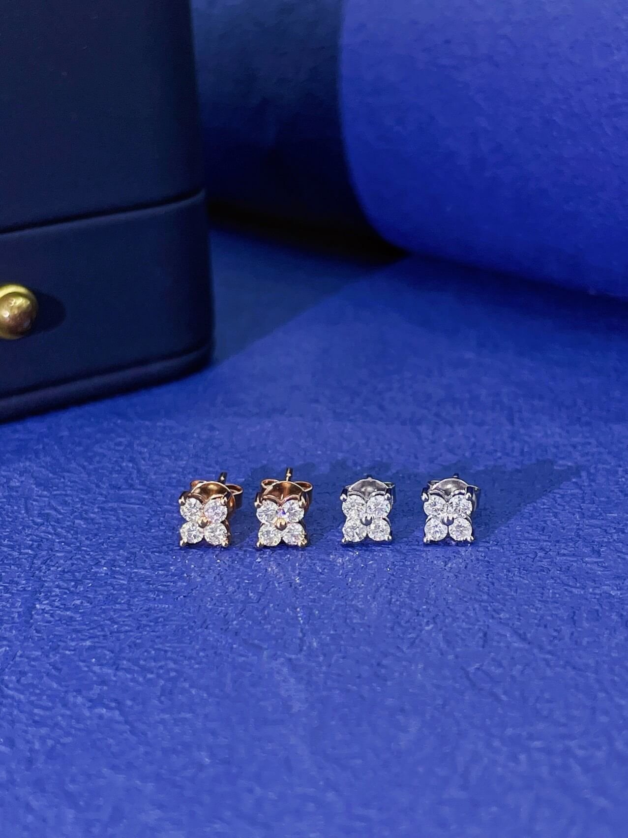 Round cut four-leaf clover lab grown diamond earrings stud Round cut four-leaf clover lab grown diamond earrings stud