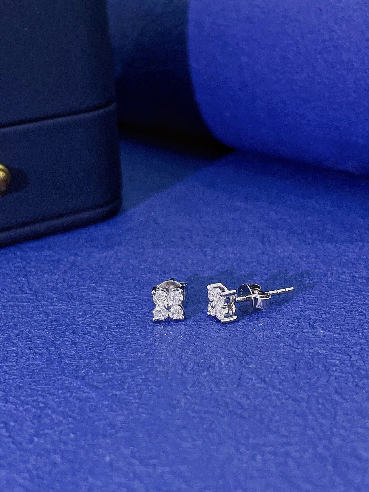 Round cut four-leaf clover lab grown diamond earrings stud Round cut four-leaf clover lab grown diamond earrings stud