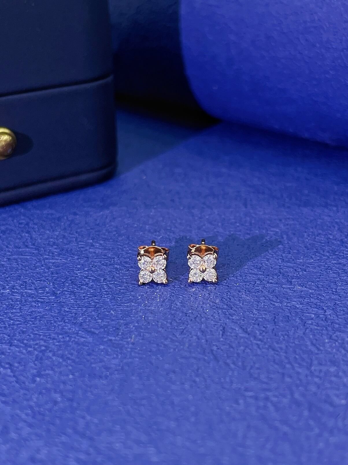 Round cut four-leaf clover lab grown diamond earrings stud Round cut four-leaf clover lab grown diamond earrings stud