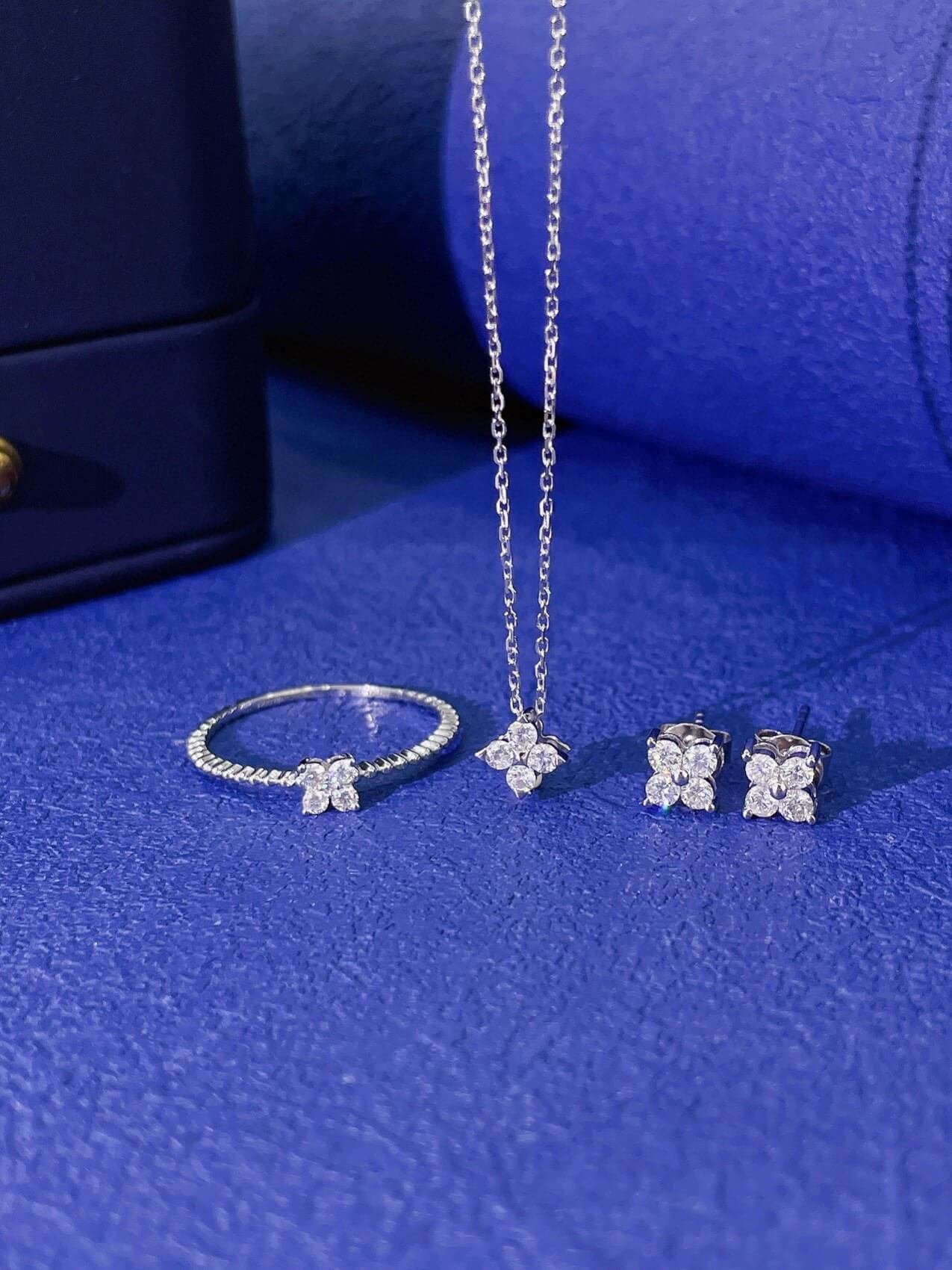 Round cut four-leaf clover lab grown diamond necklace