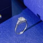 Round cut lab grown diamond three stones engagement ring 4 Verlobungsring mit drei runden, im Labor gezüchteten Diamanten