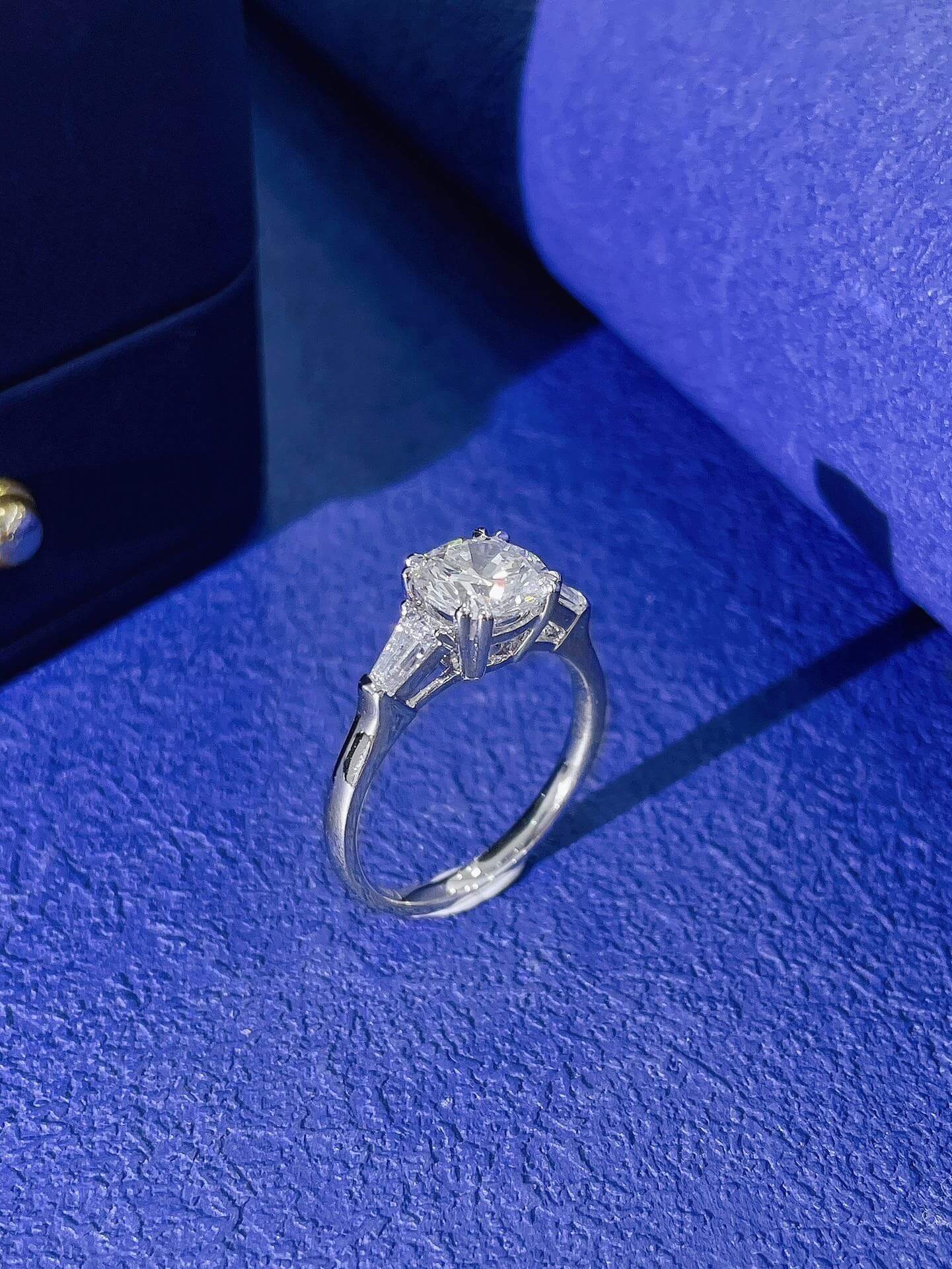 Anillo de compromiso de tres piedras con diamantes cultivados en laboratorio de talla redonda Anillo de compromiso de tres piedras con diamantes cultivados en laboratorio de talla redonda
