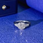 Round cut lab grown diamond three stones engagement ring 2 Verlobungsring mit drei runden, im Labor gezüchteten Diamanten
