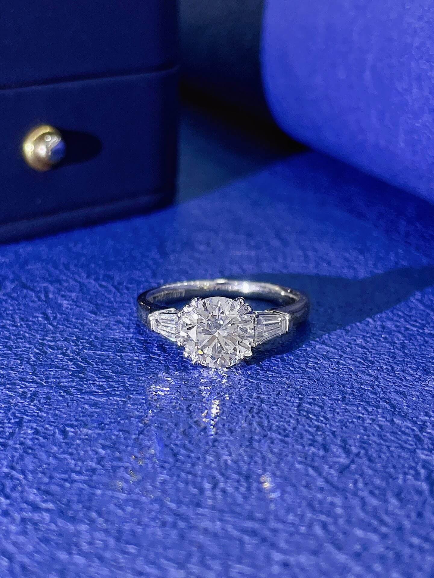 Anillo de compromiso de tres piedras con diamantes cultivados en laboratorio de talla redonda Anillo de compromiso de tres piedras con diamantes cultivados en laboratorio de talla redonda