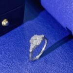 Round cut lab grown diamond three stones engagement ring 3 Verlobungsring mit drei runden, im Labor gezüchteten Diamanten
