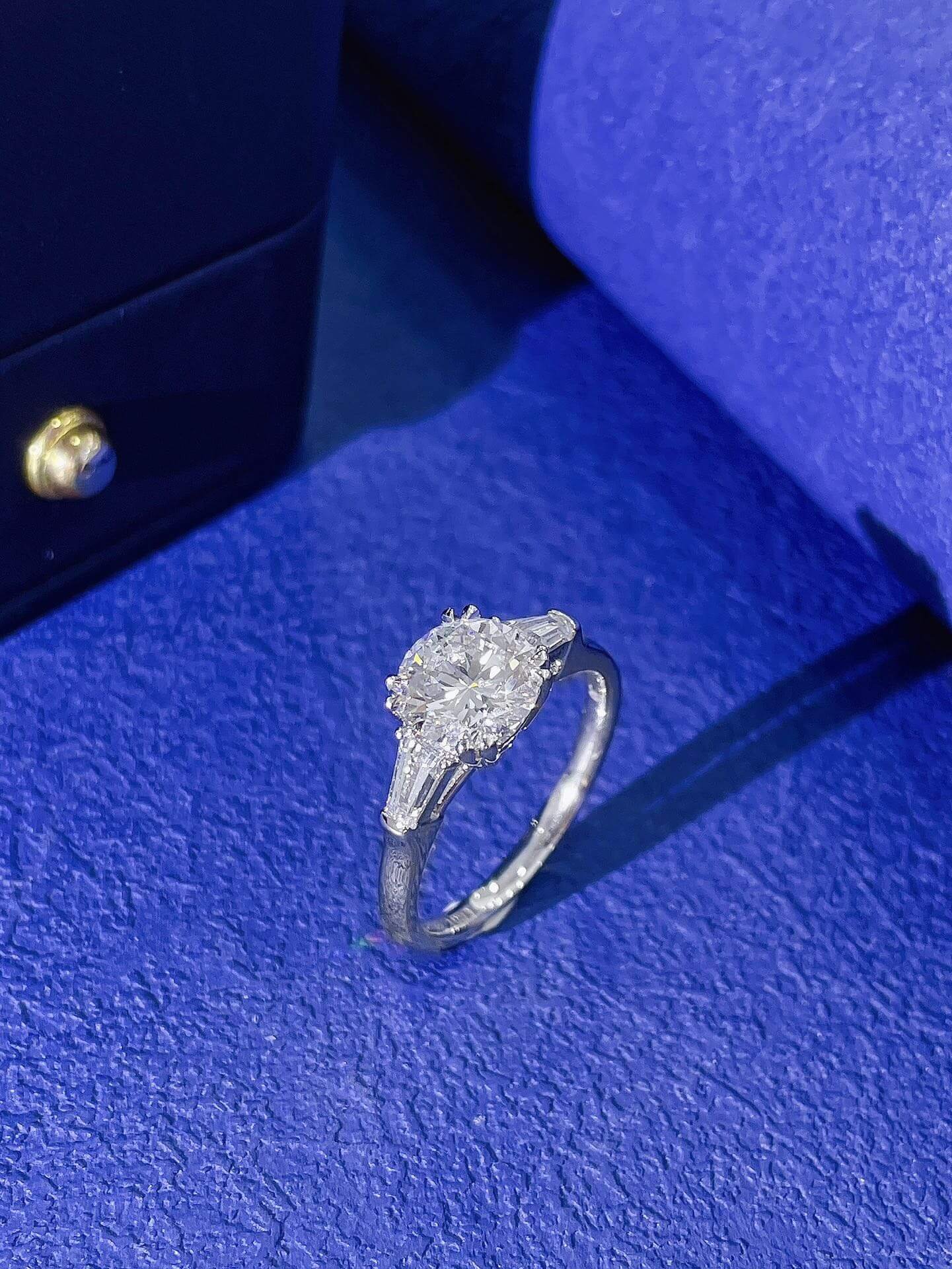 Anillo de compromiso de tres piedras con diamantes cultivados en laboratorio de talla redonda Anillo de compromiso de tres piedras con diamantes cultivados en laboratorio de talla redonda