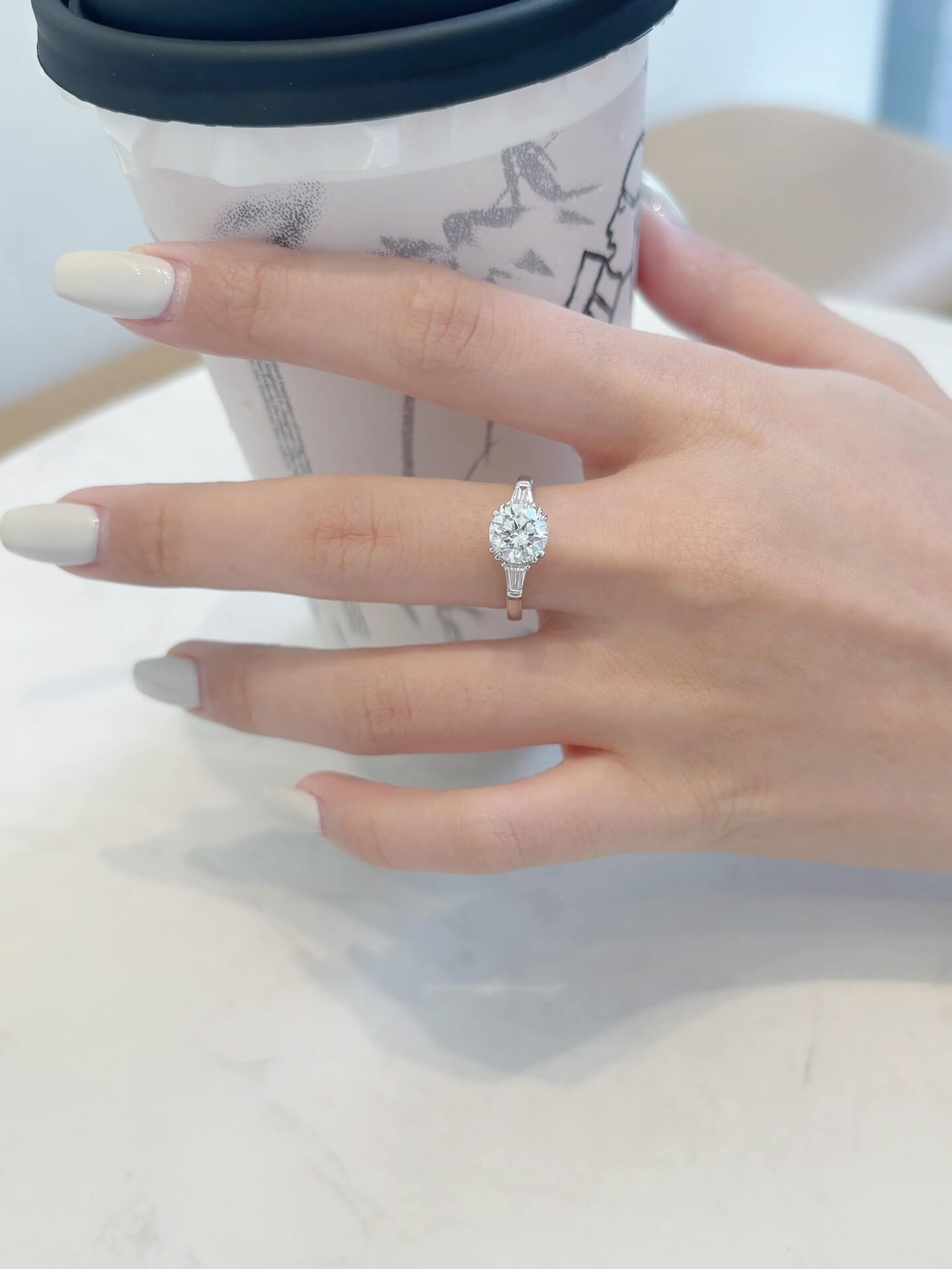 Anillo de compromiso de tres piedras con diamantes cultivados en laboratorio de talla redonda Anillo de compromiso de tres piedras con diamantes cultivados en laboratorio de talla redonda