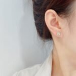 Round lab grown diamond starry sky surround earrings stud 7 Orecchini a lobo rotondi con contorno cielo stellato e diamanti creati in laboratorio.