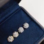 Round lab grown diamond starry sky surround earrings stud 5 Orecchini a lobo rotondi con contorno cielo stellato e diamanti creati in laboratorio.