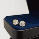 Round lab grown diamond starry sky surround earrings stud 4 Orecchini a lobo rotondi con contorno cielo stellato e diamanti creati in laboratorio.