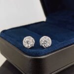 Round lab grown diamond starry sky surround earrings stud 2 Orecchini a lobo rotondi con contorno cielo stellato e diamanti creati in laboratorio.