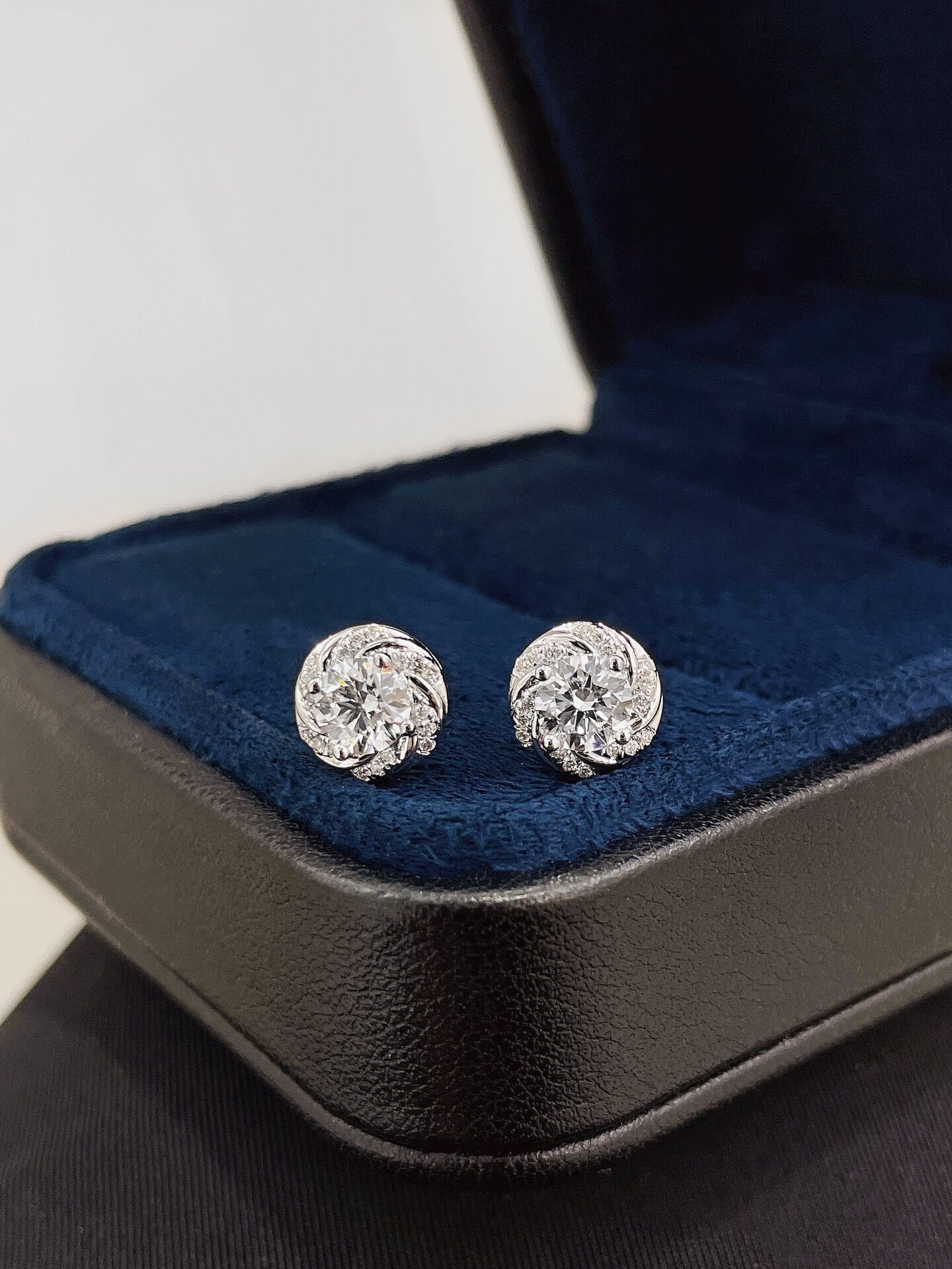 Orecchini a lobo rotondi con contorno cielo stellato e diamanti creati in laboratorio. Orecchini a lobo rotondi con contorno cielo stellato e diamanti creati in laboratorio.