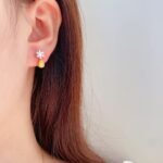 Snowflake design pear cut lab grown yellow diamond earrings stud 5 Brincos de pino com design de floco de neve, lapidação em pera, diamante amarelo cultivado em laboratório.