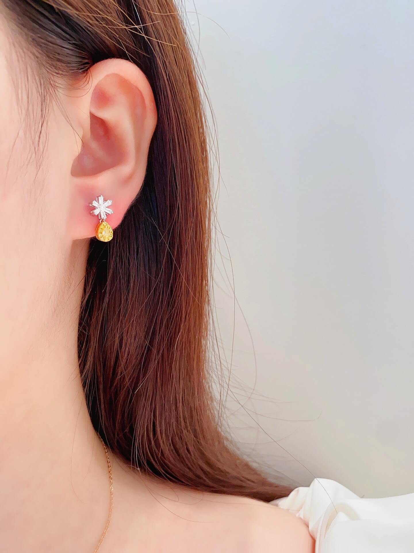 Brincos de pino com design de floco de neve, lapidação em pera, diamante amarelo cultivado em laboratório. Brincos de pino com design de floco de neve, lapidação em pera, diamante amarelo cultivado em laboratório.