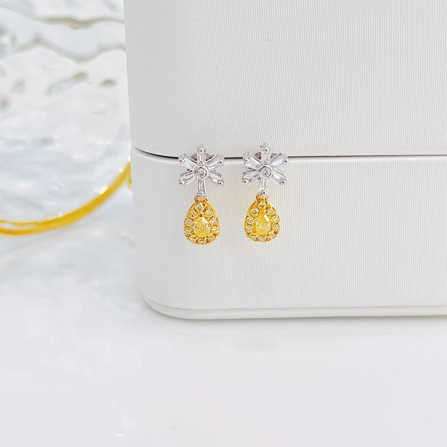 Brincos de pino com design de floco de neve, lapidação em pera, diamante amarelo cultivado em laboratório. Brincos de pino com design de floco de neve, lapidação em pera, diamante amarelo cultivado em laboratório.