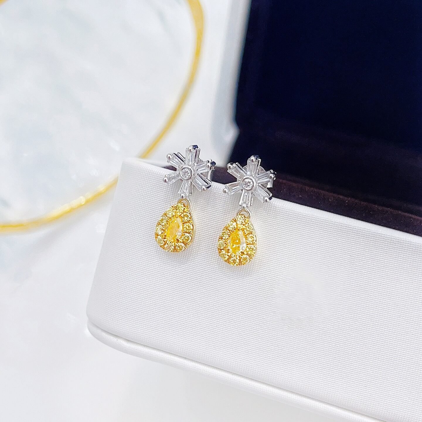 Brincos de pino com design de floco de neve, lapidação em pera, diamante amarelo cultivado em laboratório. Brincos de pino com design de floco de neve, lapidação em pera, diamante amarelo cultivado em laboratório.
