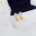 Snowflake design pear cut lab grown yellow diamond earrings stud 4 Brincos de pino com design de floco de neve, lapidação em pera, diamante amarelo cultivado em laboratório.