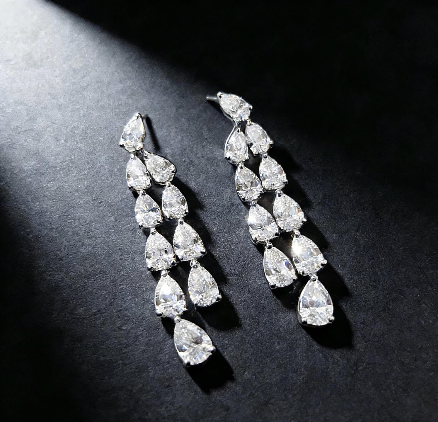 Brincos de pino com design de borla e diamante cultivado em laboratório em formato de pera e diamante lapidado em pingente. Brincos de pino com design de borla e diamante cultivado em laboratório em formato de pera e diamante lapidado em pingente.