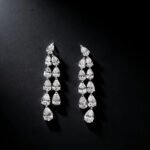 Tassel design pear cut lab grown diamond earrings stud 2 Brincos de pino com design de borla e diamante cultivado em laboratório em formato de pera e diamante lapidado em pingente.
