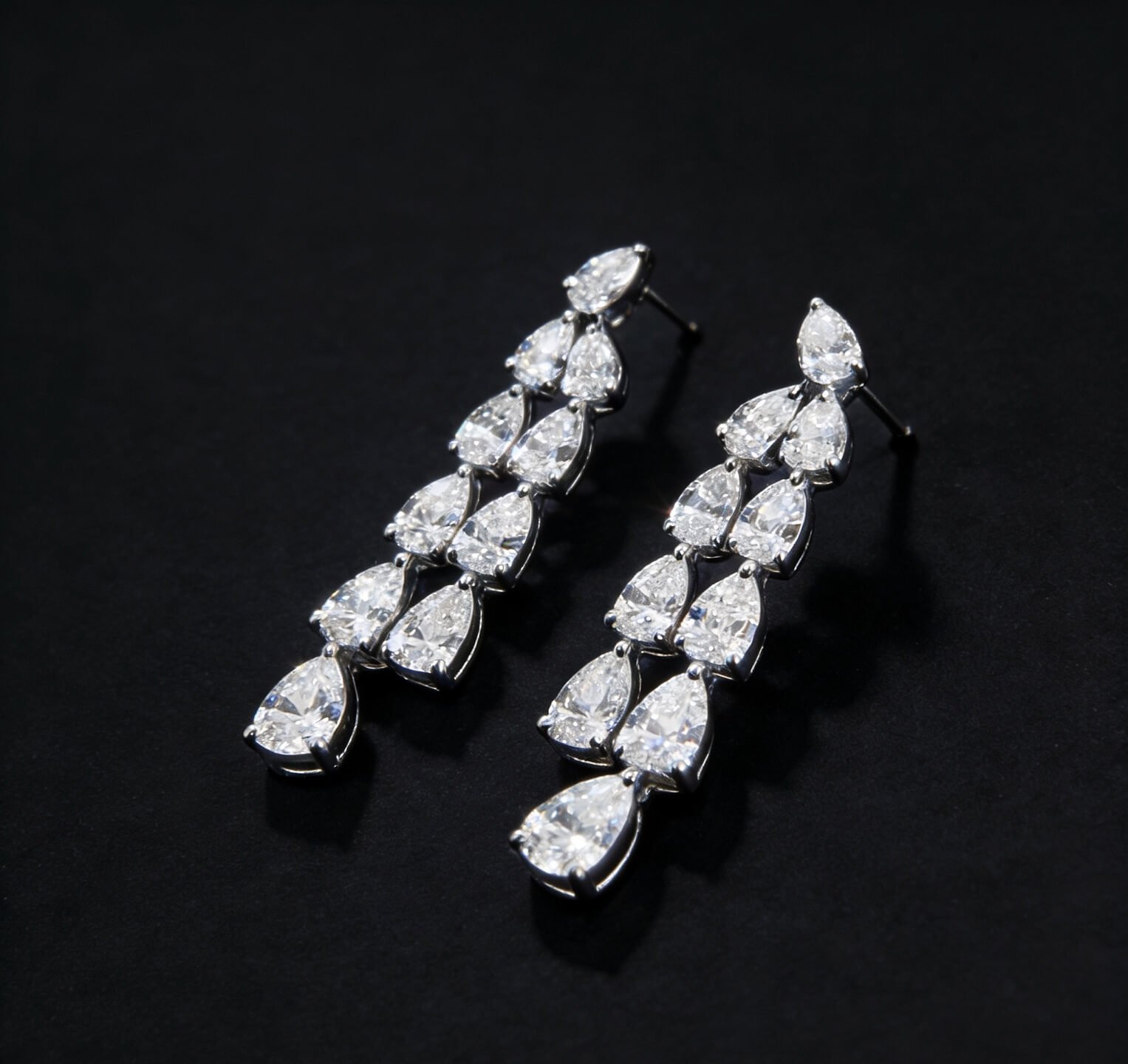 Brincos de pino com design de borla e diamante cultivado em laboratório em formato de pera e diamante lapidado em pingente. Brincos de pino com design de borla e diamante cultivado em laboratório em formato de pera e diamante lapidado em pingente.
