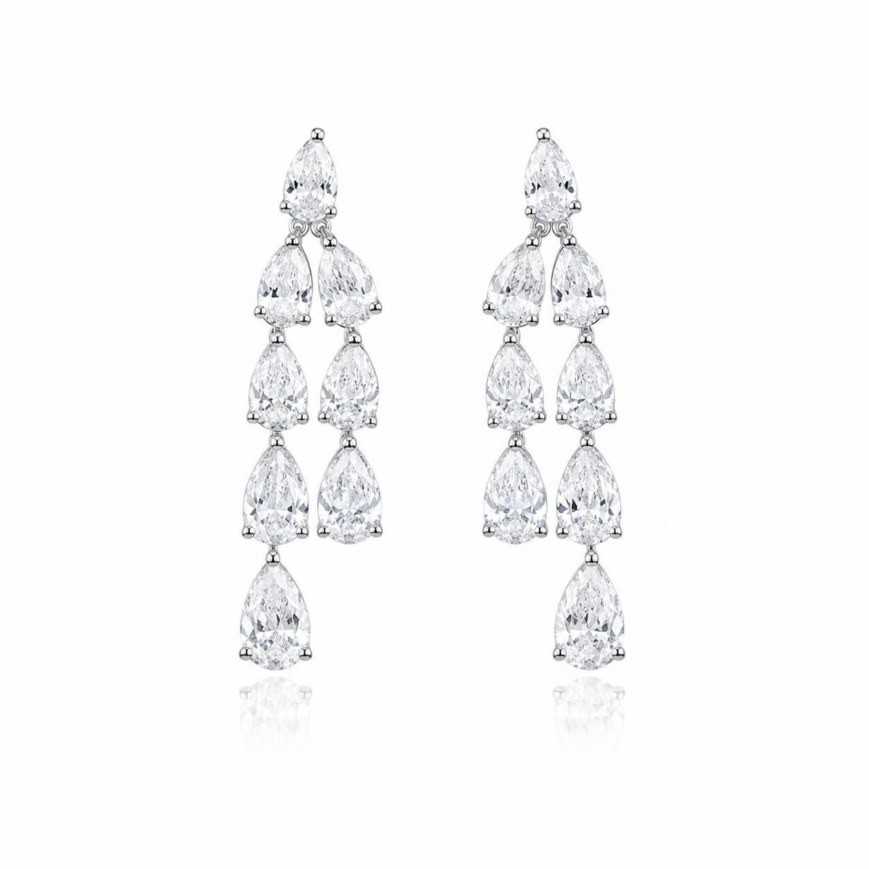 Brincos de pino com design de borla e diamante cultivado em laboratório em formato de pera e diamante lapidado em pingente. Brincos de pino com design de borla e diamante cultivado em laboratório em formato de pera e diamante lapidado em pingente.