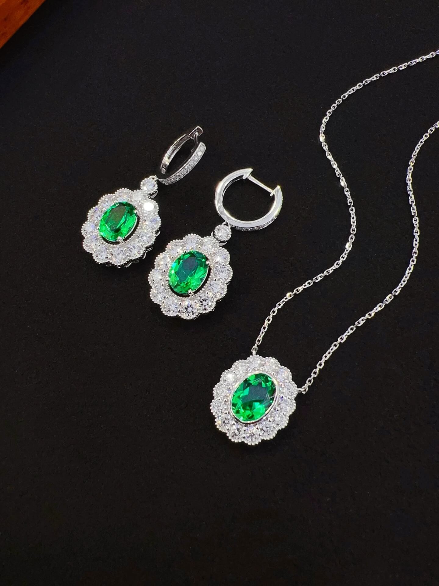 Halo setting oval cut lab grown emerald pendant necklace 01