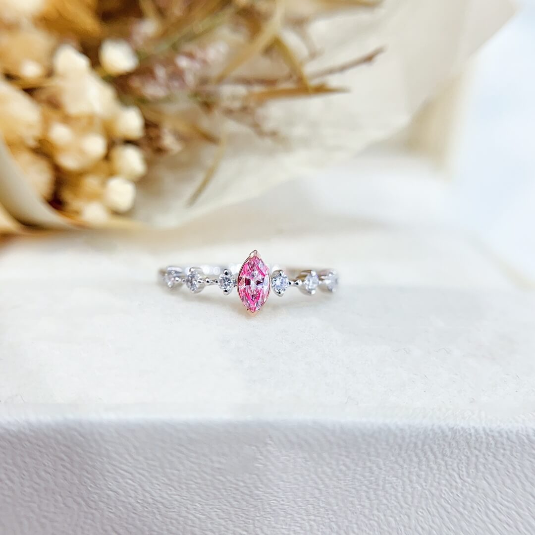 Anillo de compromiso con diamante rosa cultivado en laboratorio de talla marquesa Anillo de compromiso con diamante rosa cultivado en laboratorio de talla marquesa