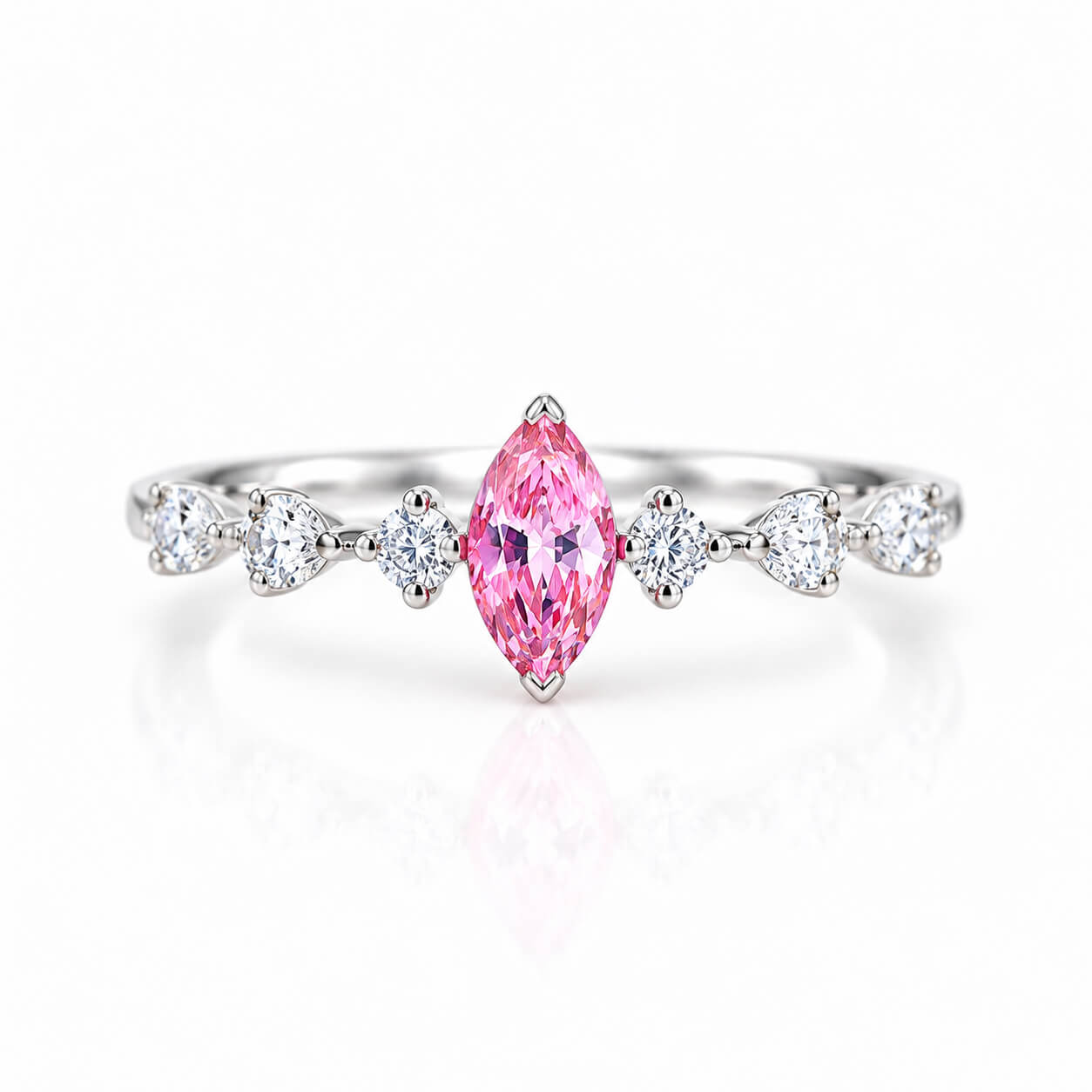 Anillo de compromiso con diamante rosa cultivado en laboratorio de talla marquesa Anillo de compromiso con diamante rosa cultivado en laboratorio de talla marquesa