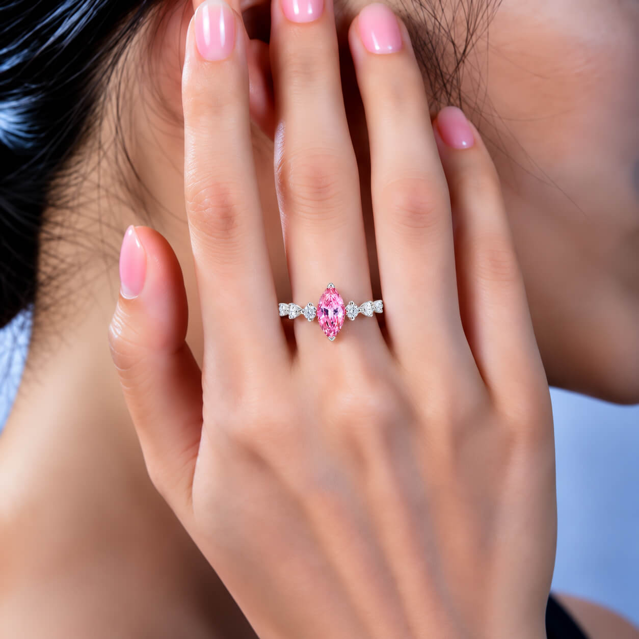 Anillo de compromiso con diamante rosa cultivado en laboratorio de talla marquesa Anillo de compromiso con diamante rosa cultivado en laboratorio de talla marquesa