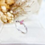 Anillo de compromiso con diamante rosa cultivado en laboratorio talla marquesa 4 Anillo de compromiso con diamante rosa cultivado en laboratorio de talla marquesa