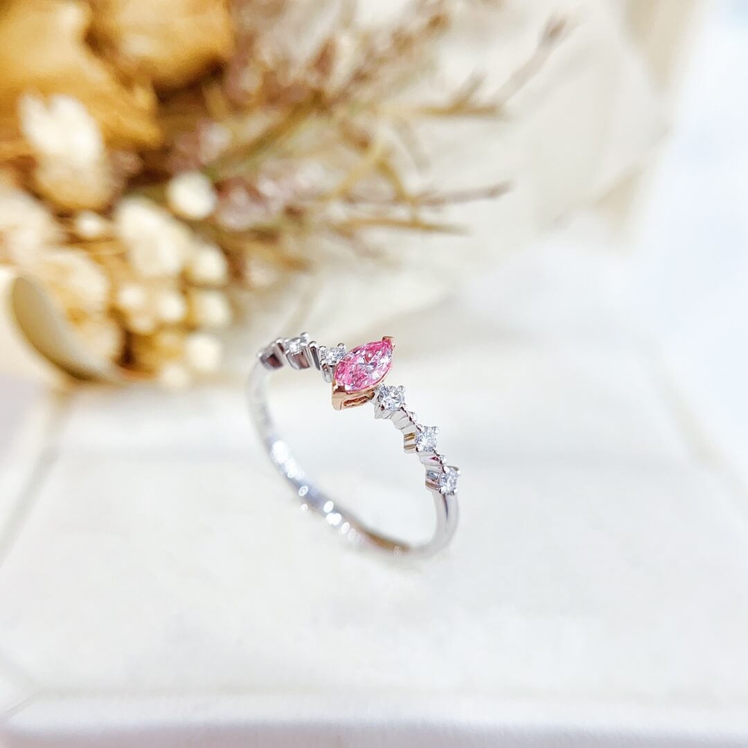 Anillo de compromiso con diamante rosa cultivado en laboratorio de talla marquesa Anillo de compromiso con diamante rosa cultivado en laboratorio de talla marquesa