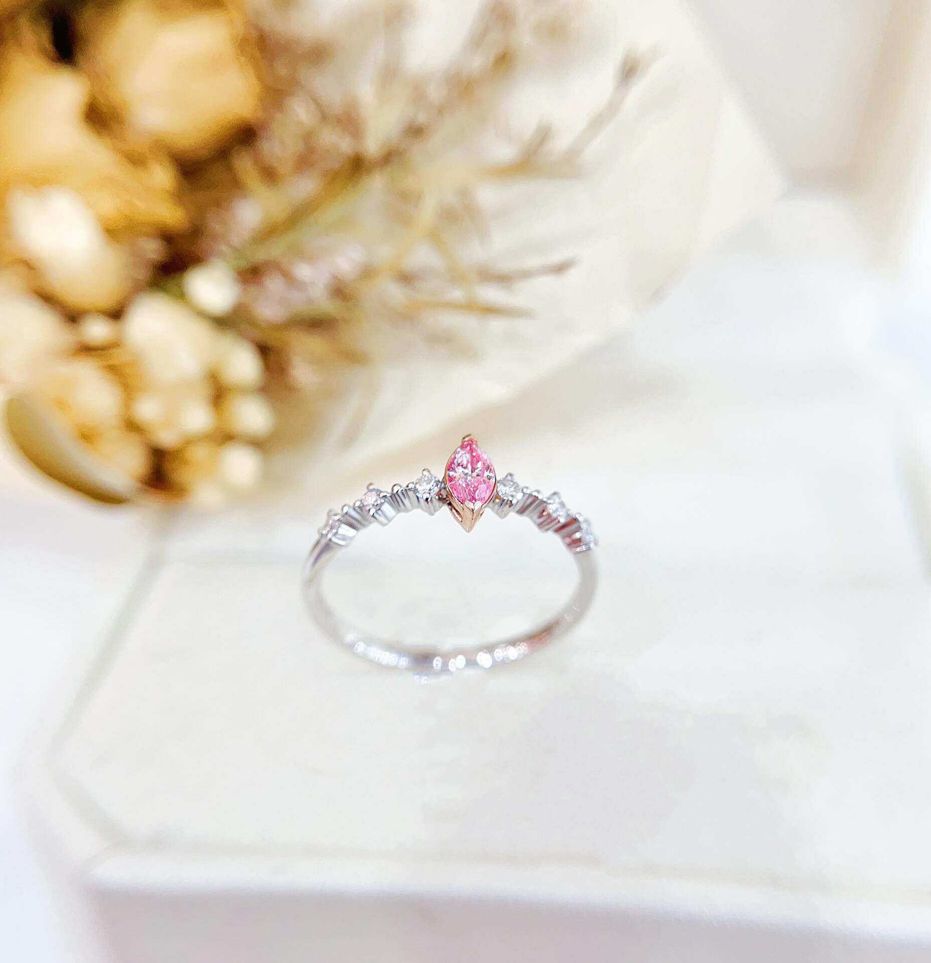 Anillo de compromiso con diamante rosa cultivado en laboratorio de talla marquesa Anillo de compromiso con diamante rosa cultivado en laboratorio de talla marquesa