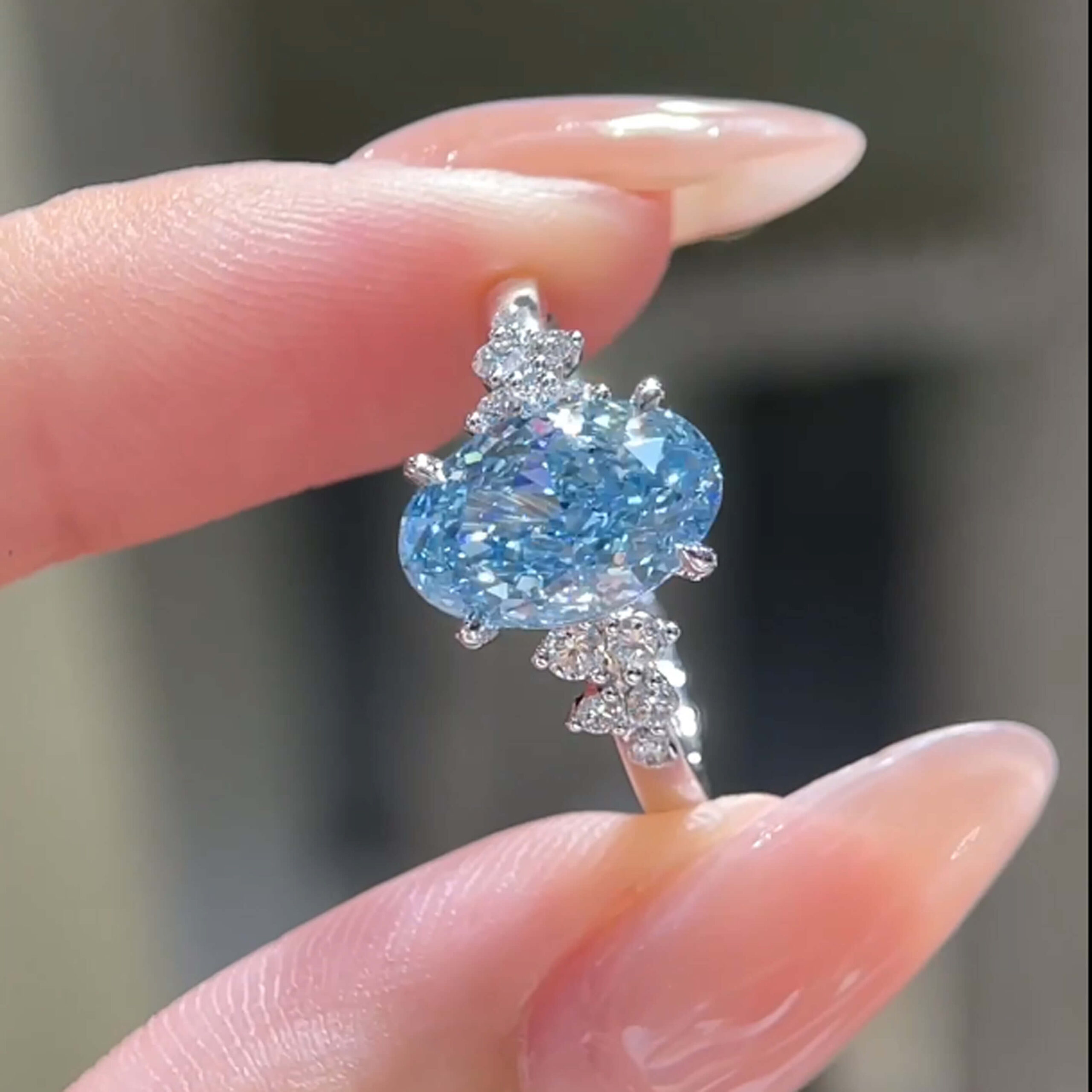 オーバルカットのラボグロウンブルーダイヤモンドの婚約指輪 オーバルカットのラボグロウンブルーダイヤモンドの婚約指輪