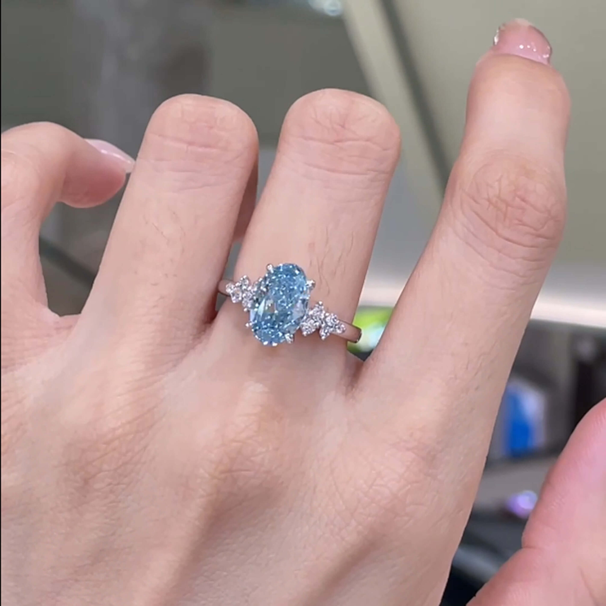 オーバルカットのラボグロウンブルーダイヤモンドの婚約指輪 オーバルカットのラボグロウンブルーダイヤモンドの婚約指輪