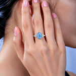Oval cut lab grown blue diamond engagement ring 5 オーバルカットのラボグロウンブルーダイヤモンドの婚約指輪