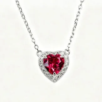 Collar con colgante de gema sintética con forma de corazón y engaste tipo halo.